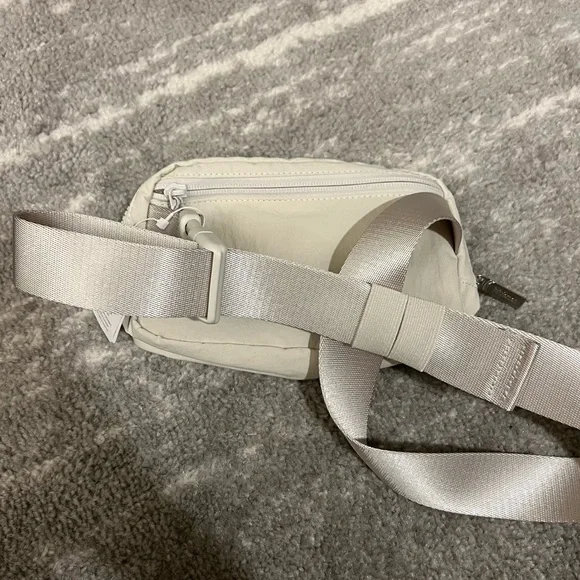NWT White Opal Lululemon Everywhere Belt Bag - Picture 3 of 3